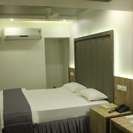 Nimantran Hotel Navi Mumbai Buitenkant foto