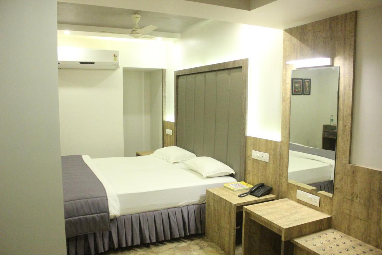 Nimantran Hotel Navi Mumbai Buitenkant foto