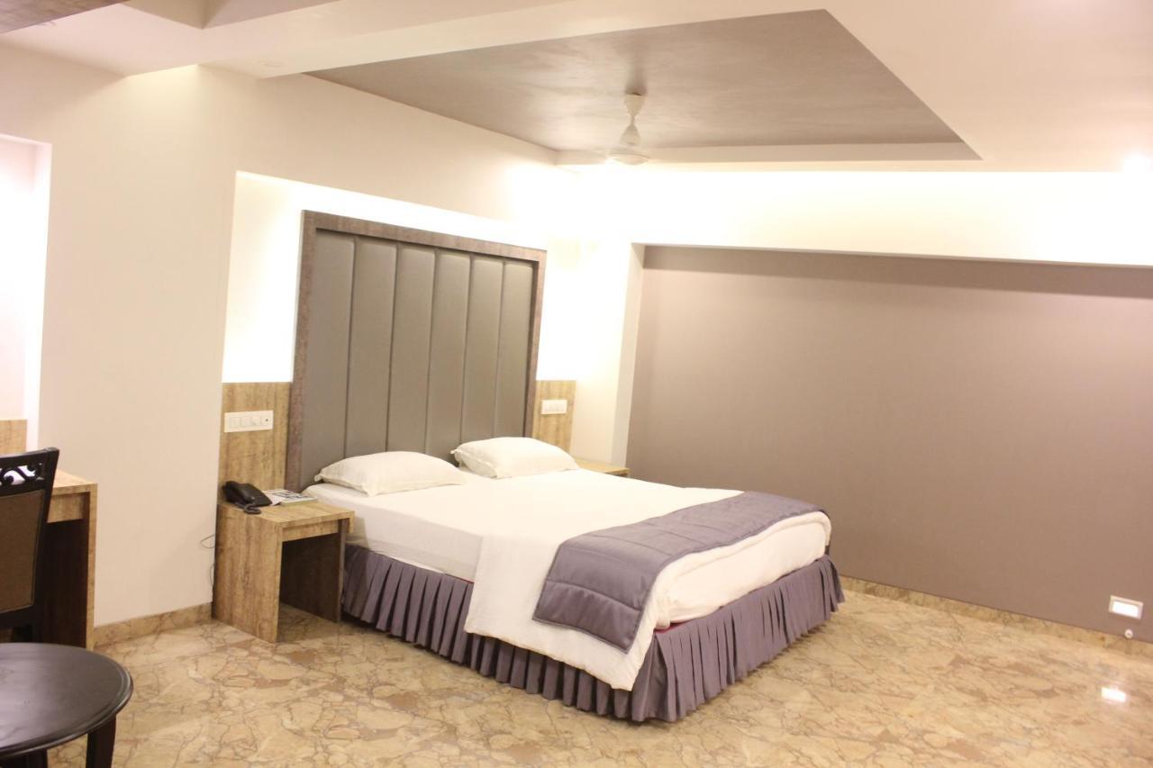 Nimantran Hotel Navi Mumbai Buitenkant foto