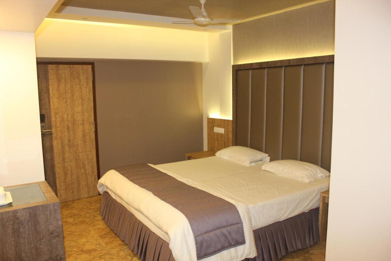Nimantran Hotel Navi Mumbai Buitenkant foto