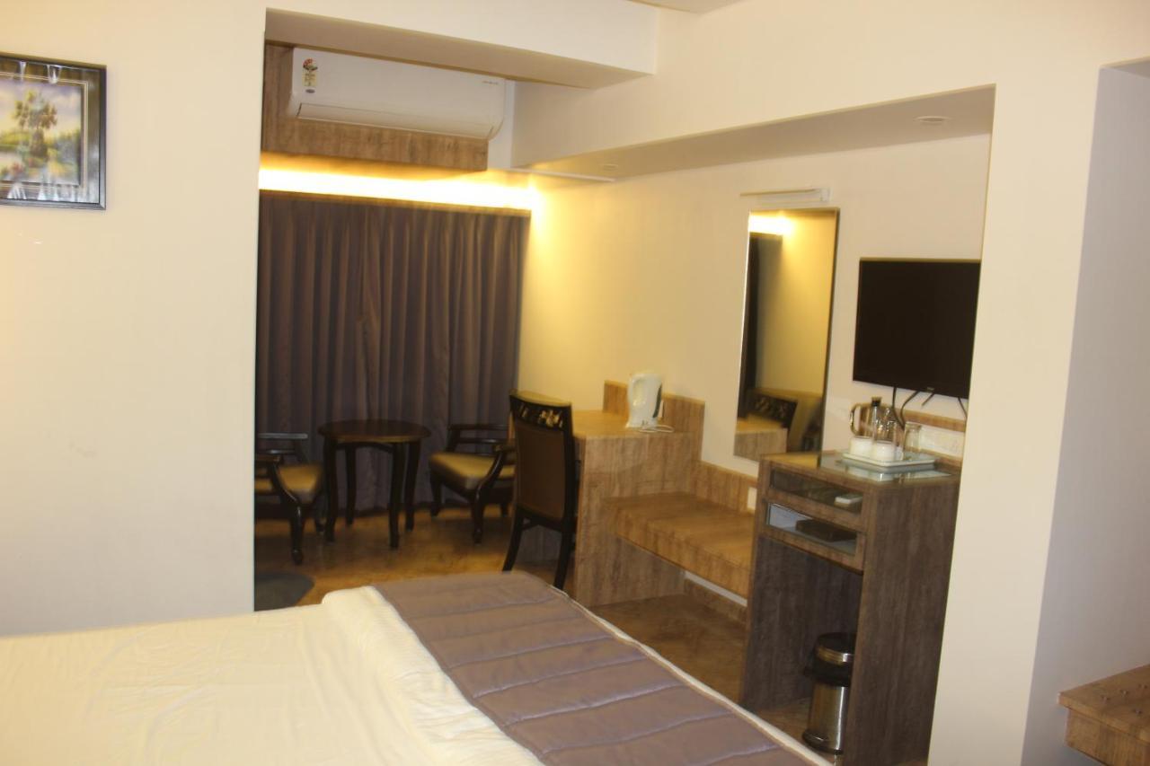 Nimantran Hotel Navi Mumbai Buitenkant foto