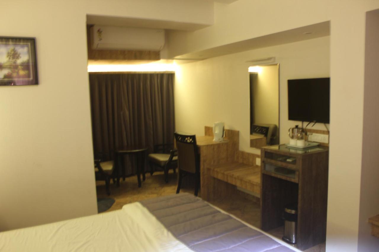 Nimantran Hotel Navi Mumbai Buitenkant foto