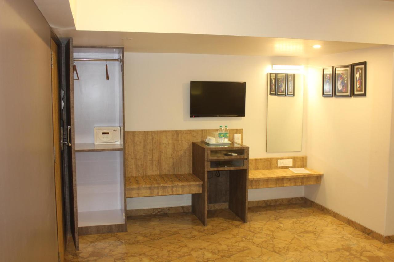 Nimantran Hotel Navi Mumbai Buitenkant foto