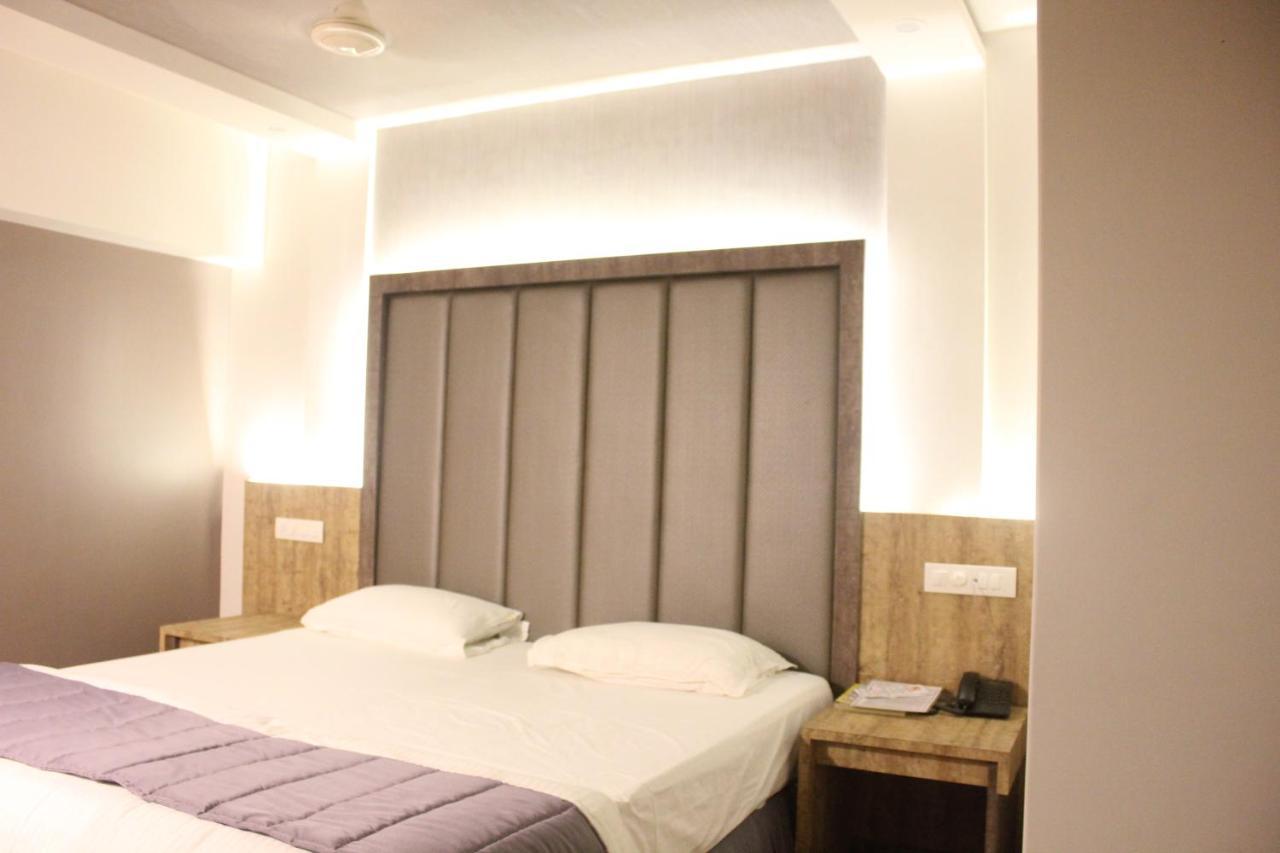 Nimantran Hotel Navi Mumbai Buitenkant foto