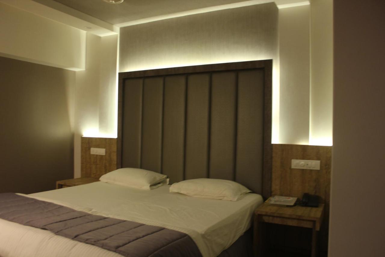 Nimantran Hotel Navi Mumbai Buitenkant foto